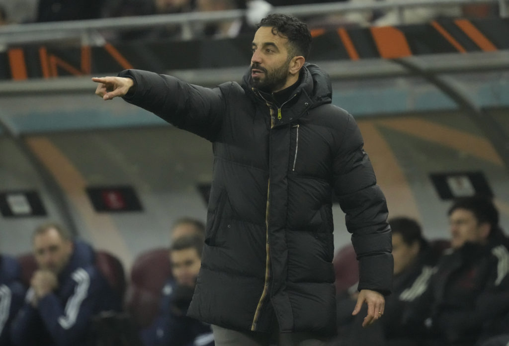 L'entraîneur-chef de Manchester United, Rúben Amorim, donne des instructions lors du match MD8 de phase de ligue de la Ligue UEFA Europa 2024/25 entre Fotbal Club FCSB ...