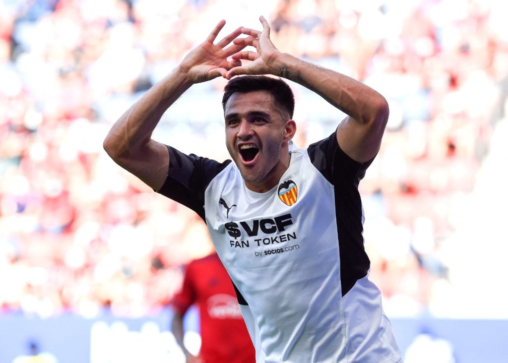 L'attaquant uruguayen de Valence Maxi Gomez célèbre après avoir marqué le premier but de son équipe lors du match de football de la ligue espagnole entre CA Osasuna ...