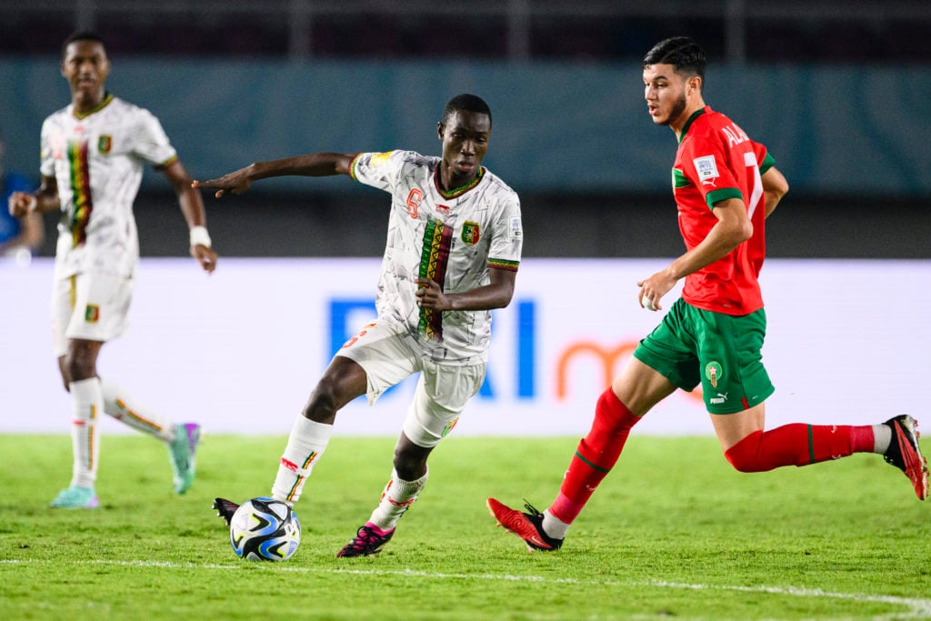 Sekou Kone du Mali (L) court avec le ballon pendant le quart de finale du match de la Coupe du monde U-17 de la FIFA entre le Mali et le Maroc au stade Manahan sur Novem ...