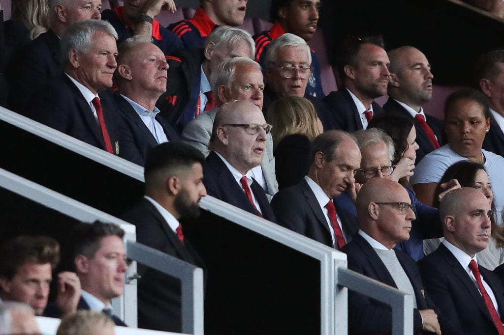 Avram Glazer, coproprietário do Manchester United, assiste das arquibancadas durante a partida da Premier League entre Manchester United FC e Fulham FC em Old Trafford, em 16 de agosto de 2024