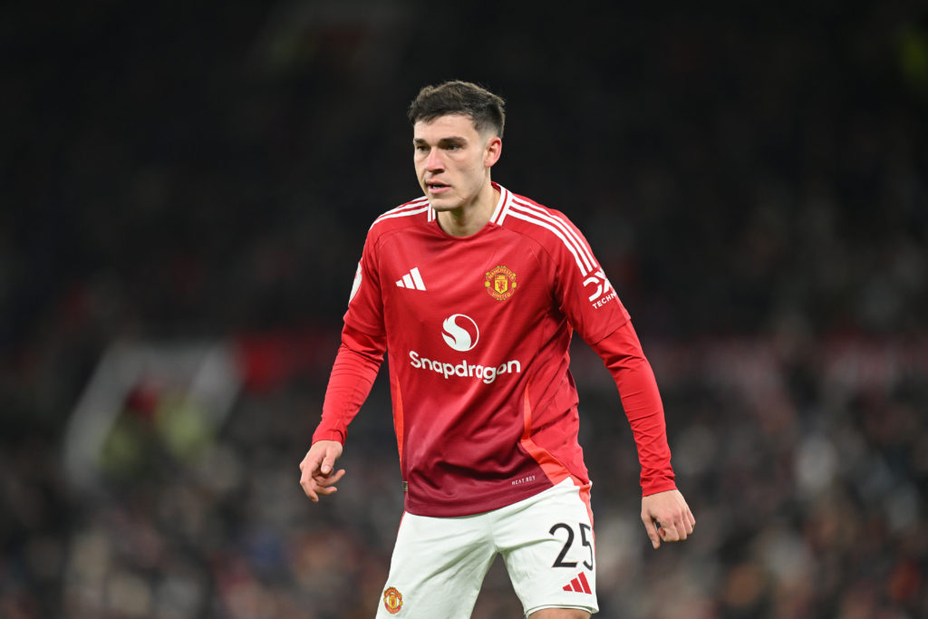 Manuel Ugarte de Manchester United regarde pendant l'Emirates FA Cup Fourth Round Match entre Manchester United et Leicester City à Old Traff ...