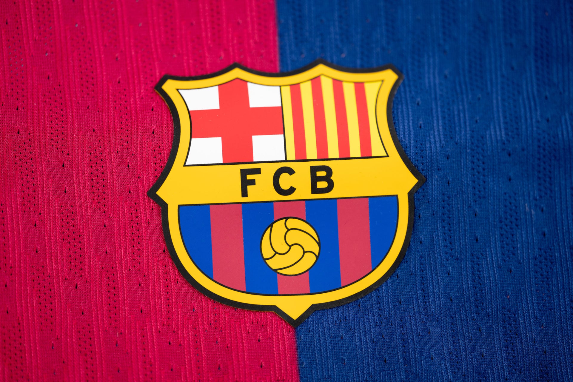 O Barcelona decidiu vender um talento do meio-campo ligado ao Manchester United por apenas 25 milhões de euros. O Barcelona decidiu vender um talento do meio-campo ligado ao Manchester United por apenas 25 milhões de euros.