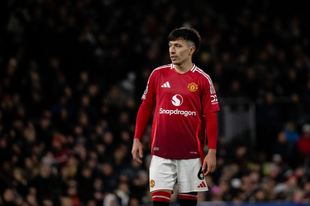 Lisandro Martinez playing against Fulham