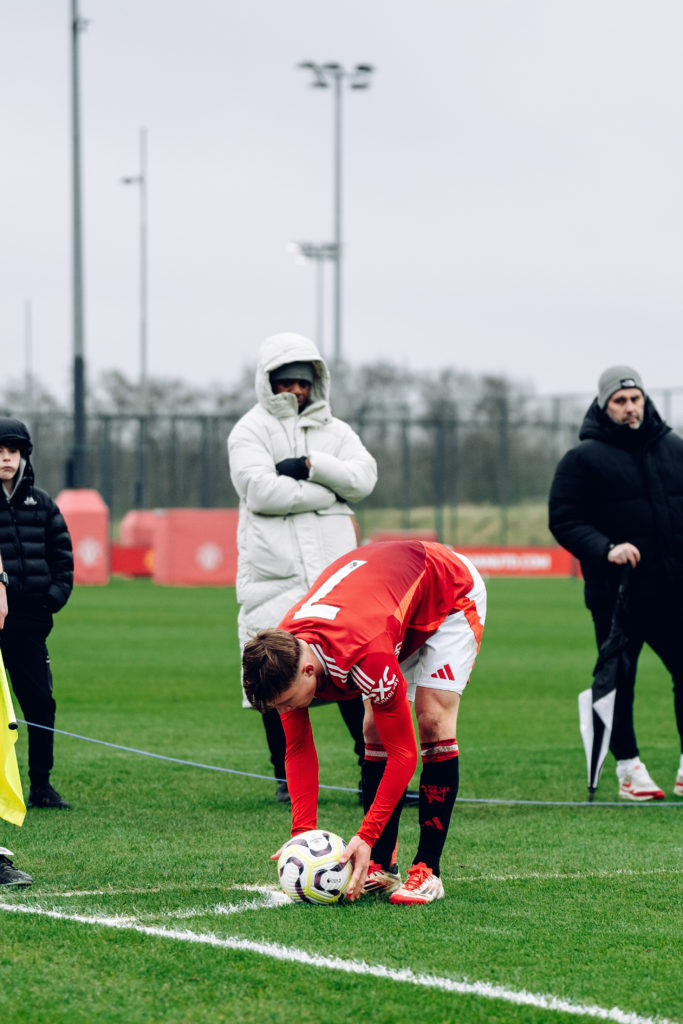 Man Utd a le prochain David Beckham dans leurs rangs dans Prodigy de 17 ans, il est déjà spécial Man Utd a le prochain David Beckham dans leurs rangs dans Prodigy de 17 ans, il est déjà spécial