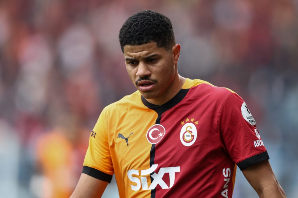 Galatasaray midfielder Gabriel Sara in action against Kasimpasa.