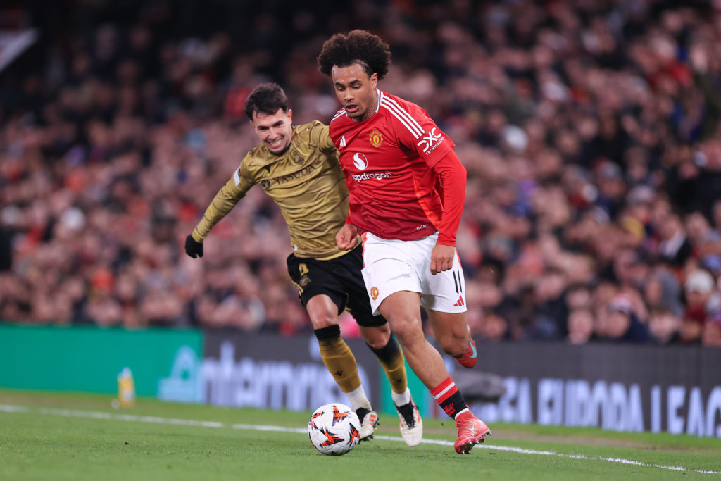 Joshua Zirkzee keeping the ball against Real Sociedad