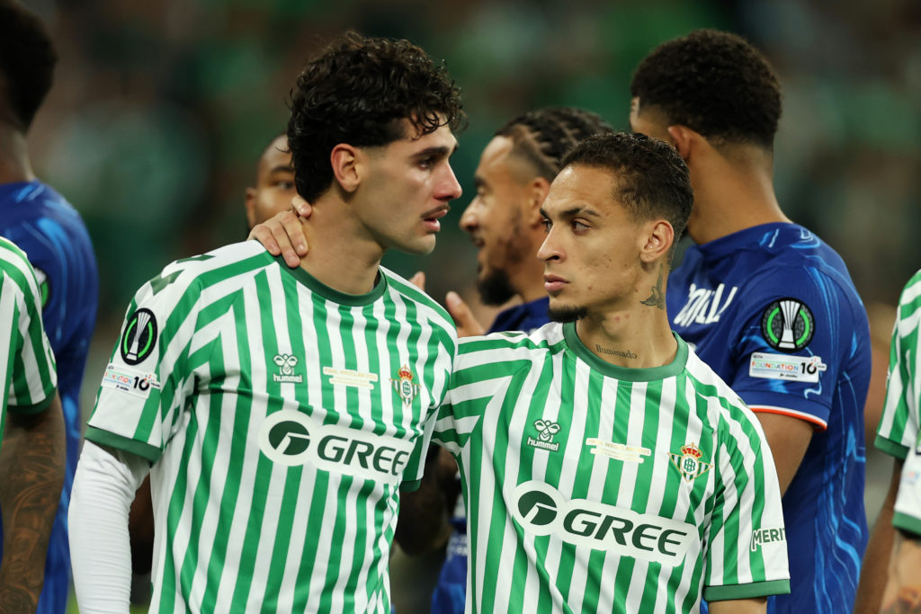 Antony consoles Johnny Cardoso after Conference League final.