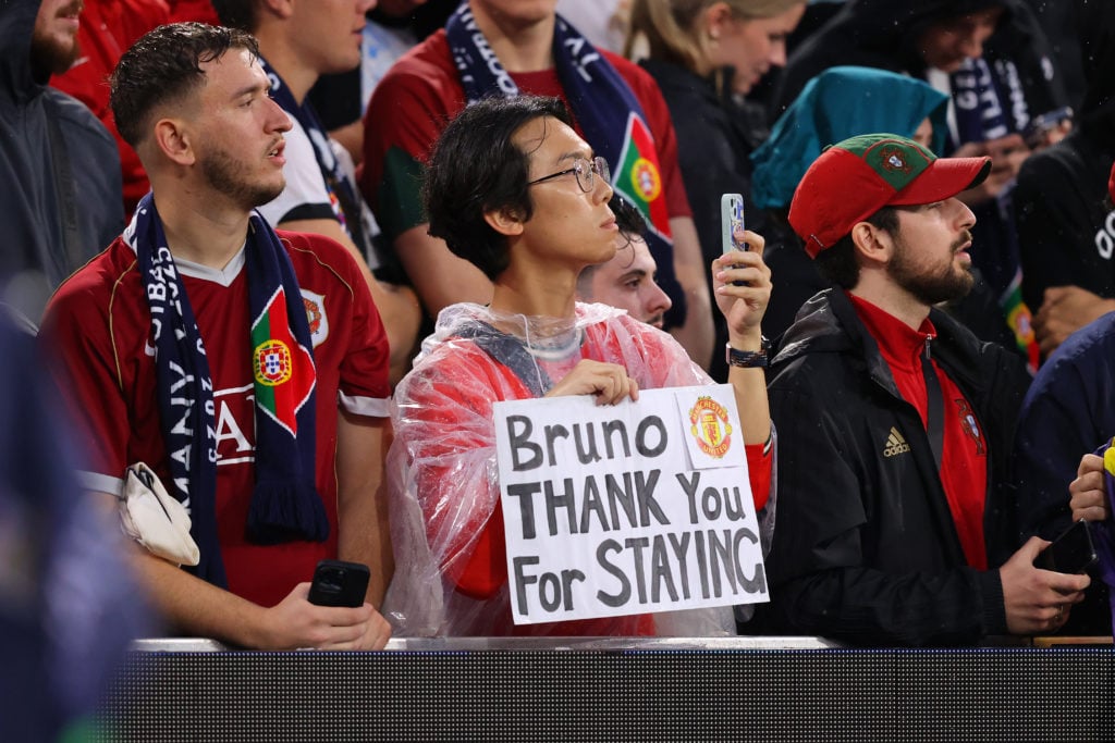 Manchester United fan thanks Bruno Fernandes for staying