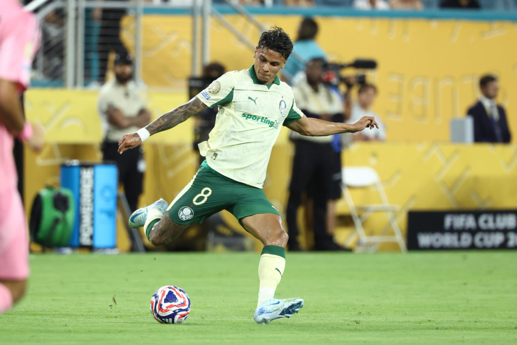 Richard Rios about to play a pass for Palmeiras.