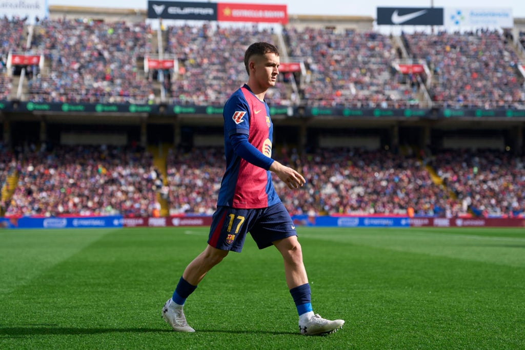 Marc Casado walking in Barcelona kit.