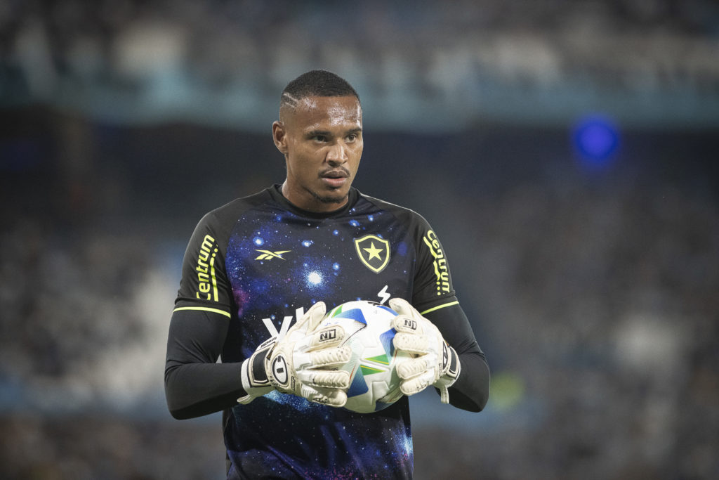 John Victor warming up for Botafogo.
