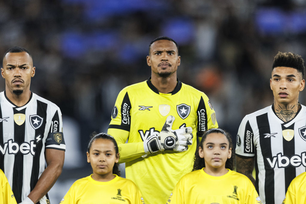 John Victor lining up against Estudiantes in the Copa Libertadores 2025