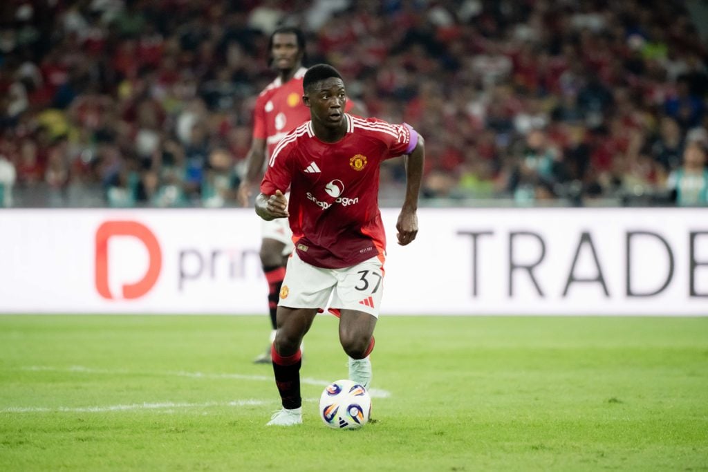 Kobbie Mainoo dribbling with the ball for Manchester United.