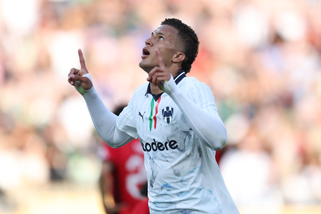 NELSON DEOSSA CELEBRATES BY POINTING TO SKY FOR MONTERREY.