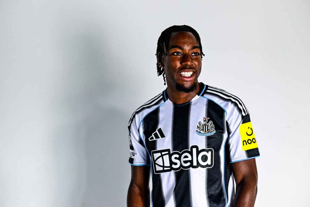 Anthony Elanga poses in Newcastle kit with a smile.