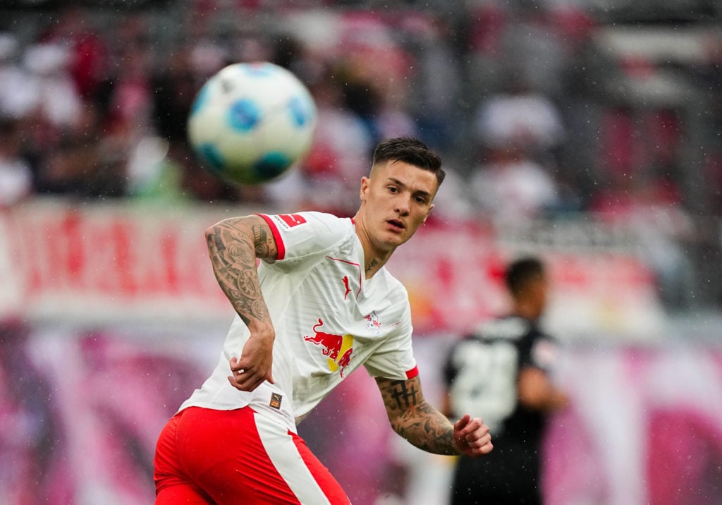 Benjamin Sesko running while looking at ball for RB Leipzig.