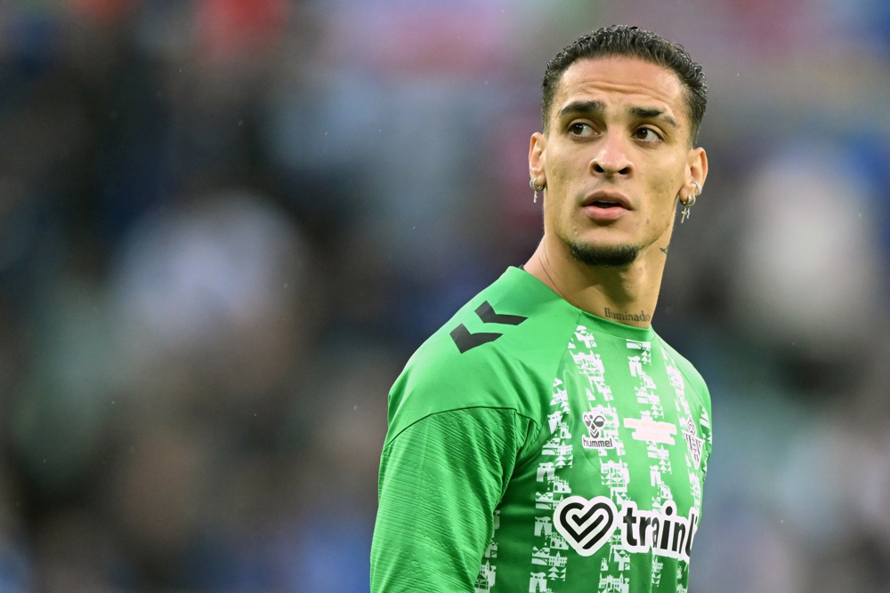 Antony wearing green Real Betis kit, pre-game