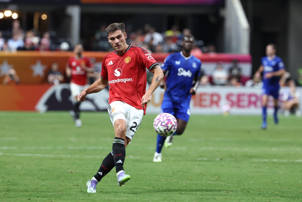 Manuel Ugarte plays a pass vs Everton