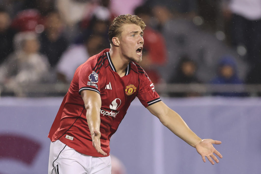 Rasmus Hojlund appeals, wearing red Man Utd shirt