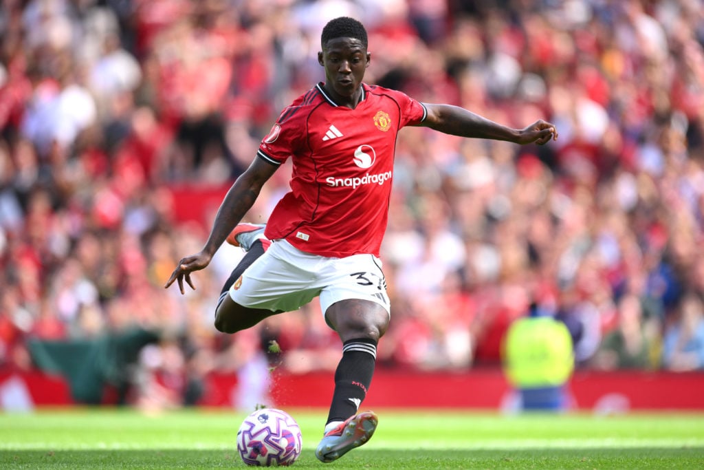 Kobbie Mainoo about to play pass for Manchester United.