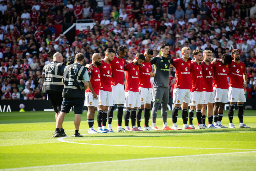 The Manchester United players acknowledge a minute’s silence for the late Diogo Jota ahead of the Premier League match between Manchester United and Arsenal at Old Trafford in 2025 in Manchester, United Kingdom.