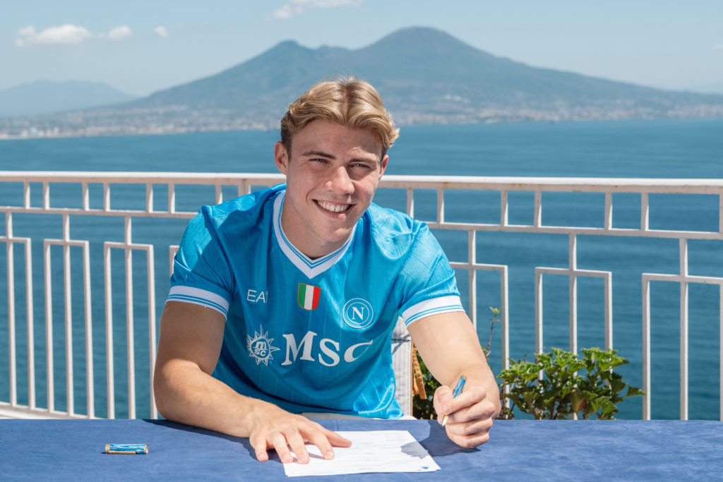 Rasmus Hojlund signs his Napoli contract after leaving Manchester United.