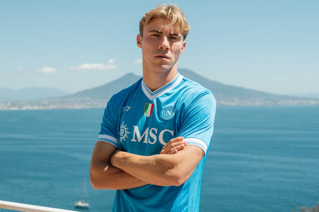 Rasmus Hojlund poses after signing on loan at Napoli.