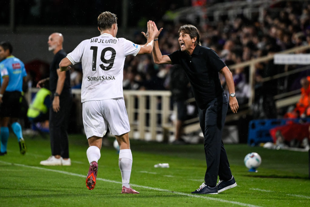 Rasmus Hojlund of SSC Napoli (l) celebrates with Antonio