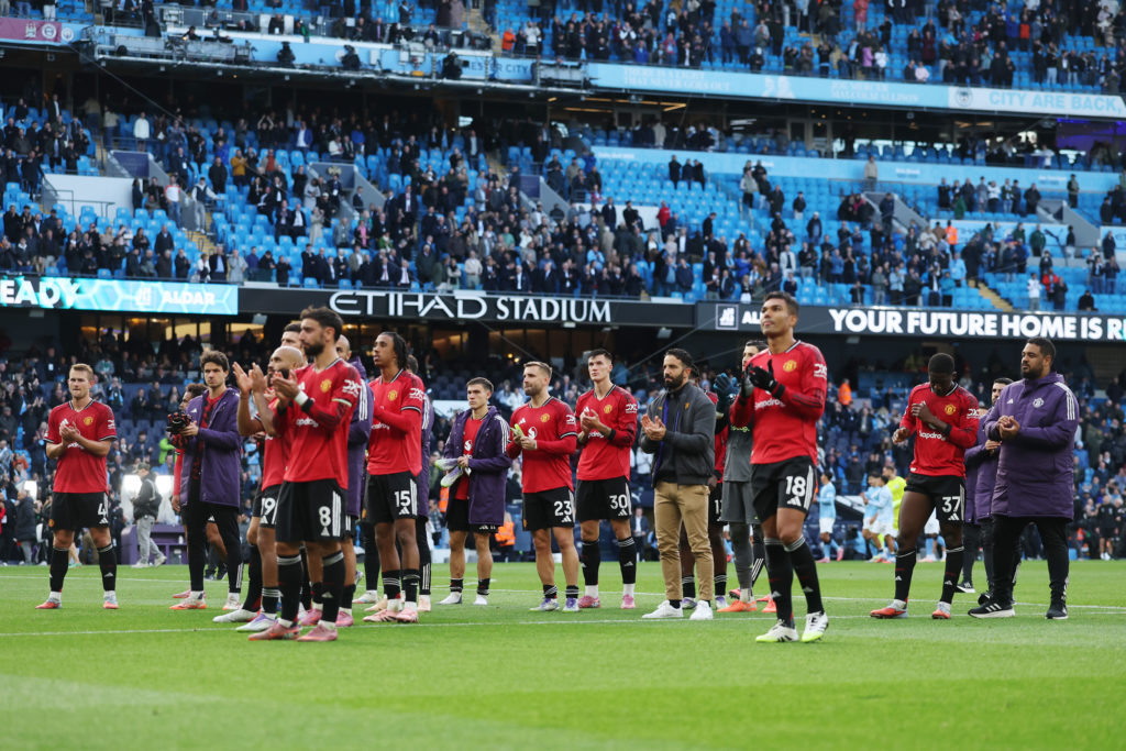 Manchester United players applaud the fans after the team’s defeat during the Premier League match between Manchester City and Manchester United at the Etihad Stadium in 2025 in Manchester, England.