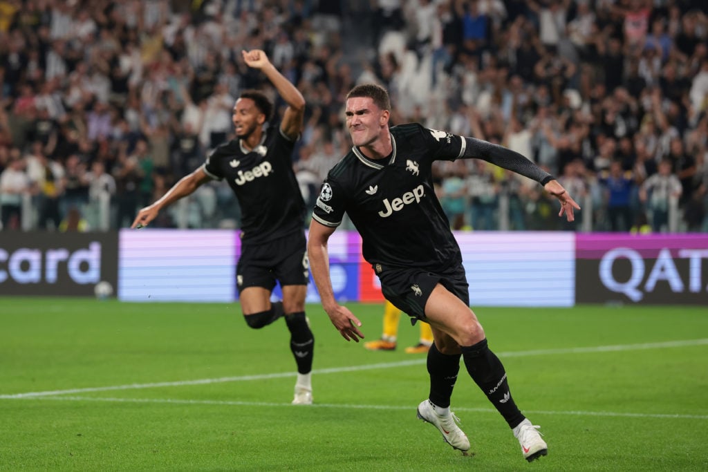 Dusan Vlahovic comemora gol pela Juventus