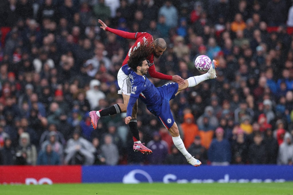 Noussair Mazraoui vence duelo aéreo pelo Manchester United x Chelsea.