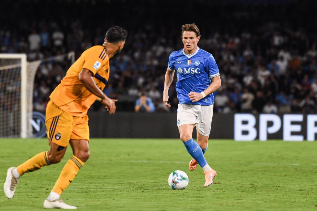Scott McTominay dribbling for Manchester United.