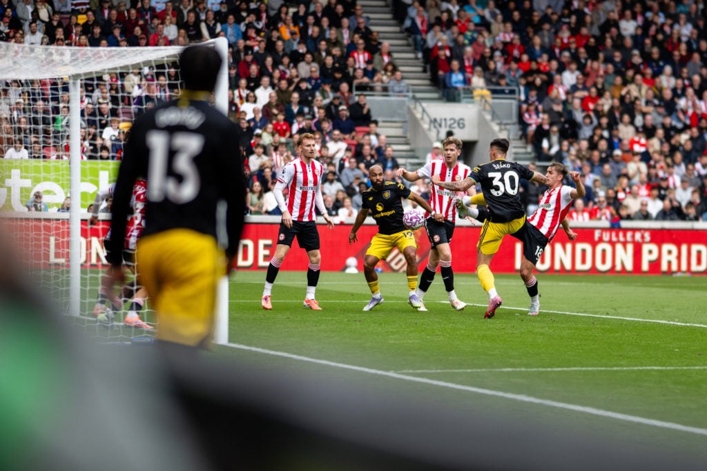 Patrick Dorgu watches as Benjamin Sesko scores for Manchester United.