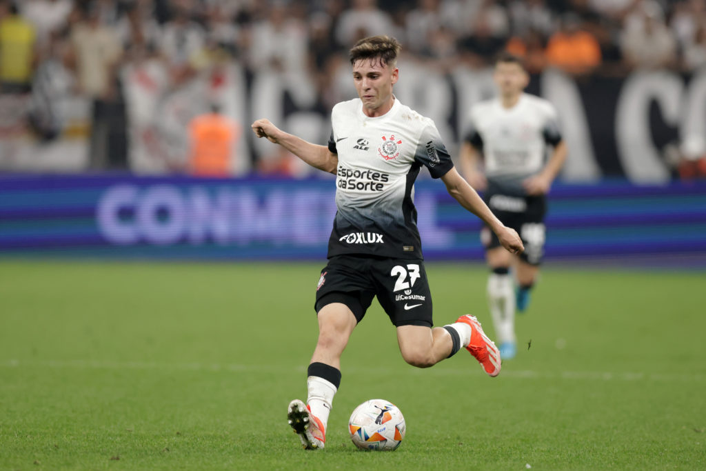 Breno Bidon completes a pass in action for Corinthians.