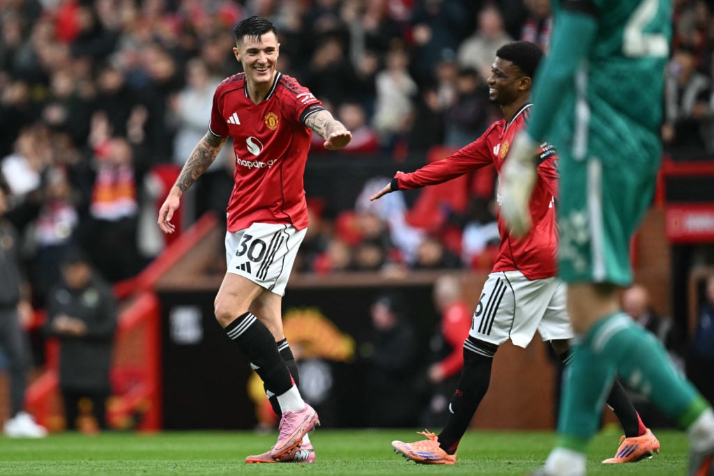 Benjamin Sesko and Amad high five during Manchester United game.