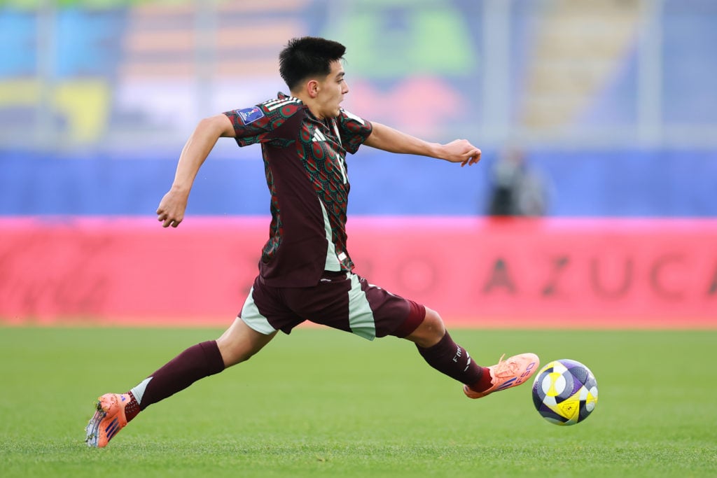 Gilberto Mora dribbling for Mexico U20.