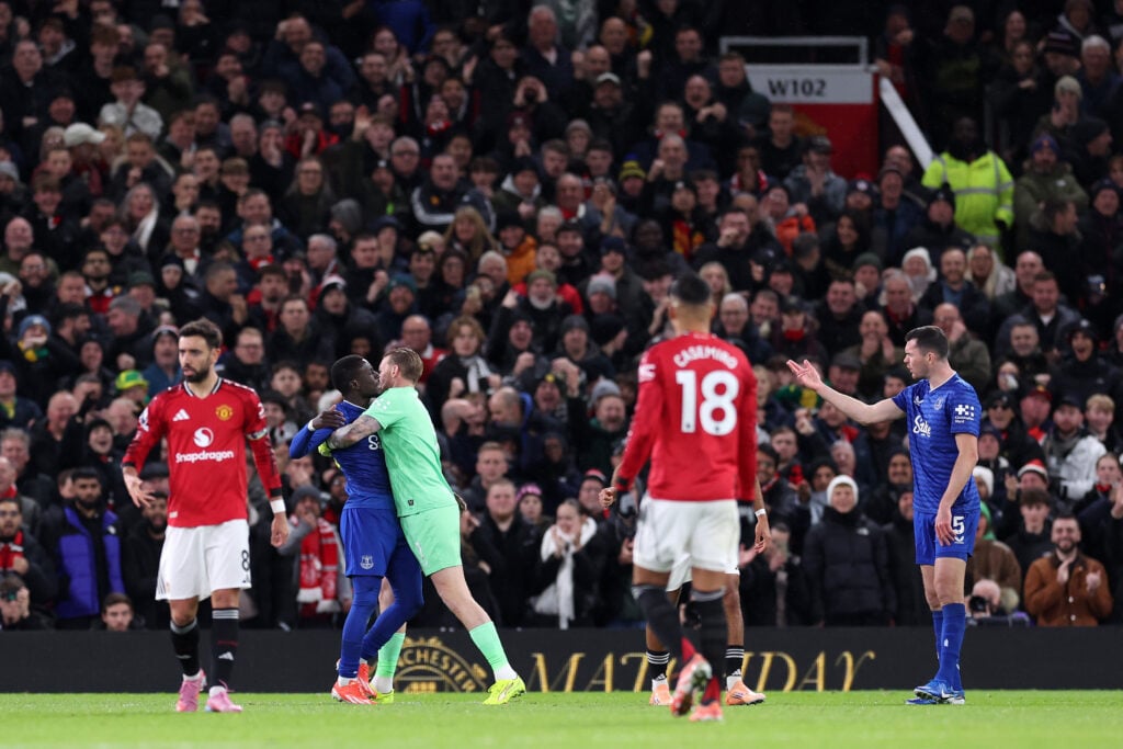 Gueye sent off at Old Trafford