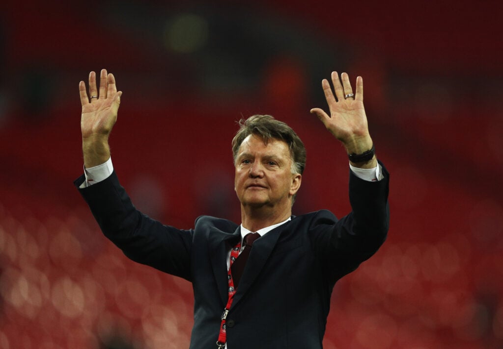 Louis van Gaal, técnico do Manchester United, saúda os fãs após vencer a partida final da Emirates FA Cup entre Manchester United e Crystal Palace no Estádio de Wembley em 21 de maio de 2016 em Londres, Inglaterra. O Man Utd venceu por 2 a 1 após a prorrogação.