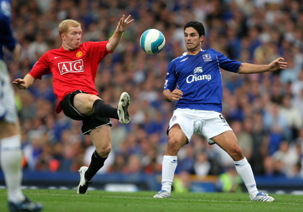 Mikel Arteta playing against Paul Scholes