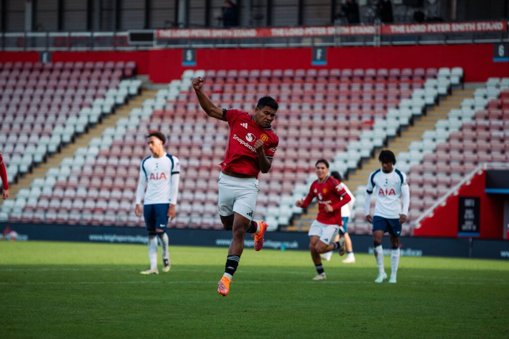 Diego Leon jogando contra o Tottenham Sub-21