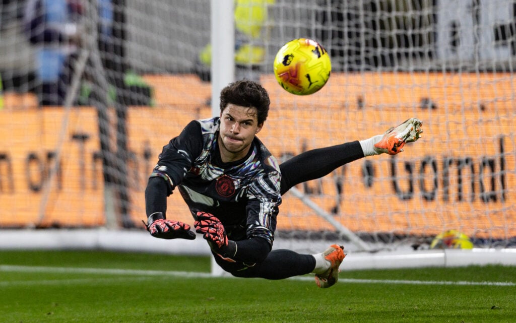 Senne Lammens warms up for Manchester United
