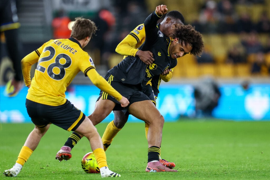 Joshua Zirkzee holding the ball up against Wolves