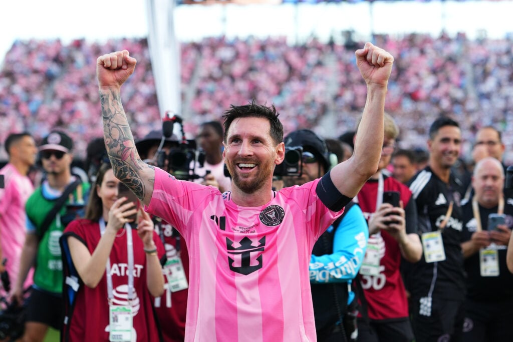 Lionel Messi nº 10 do Inter Miami CF comemora após vencer e se tornar campeão após a partida final da Audi 2025 MLS Cup entre Inter Miami CF e Vancouver Whitecaps FC no Chase Stadium em 06 de dezembro de 2025 em Fort Lauderdale, Flórida.