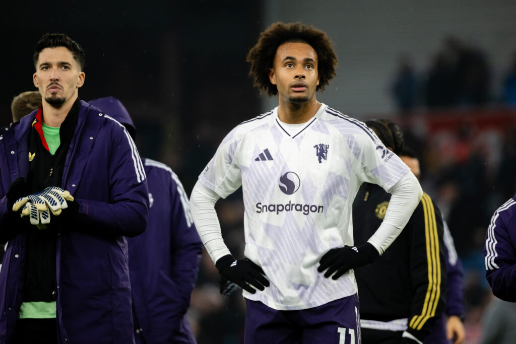 Joshua Zirkzee in white Man Utd kit, about to come off the bench