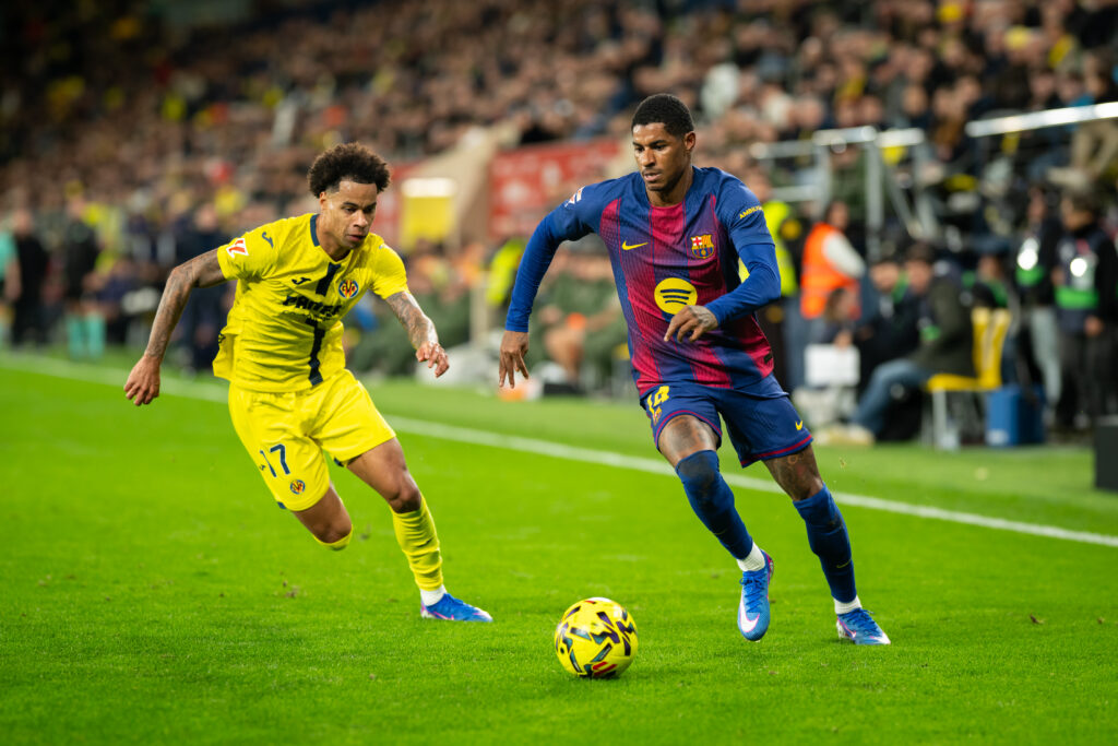 Marcus Rashford dribbles the ball for Barcelona