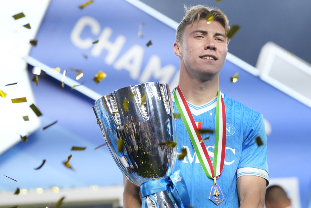 Rasmus Hojlund holding the Italian Super Cup