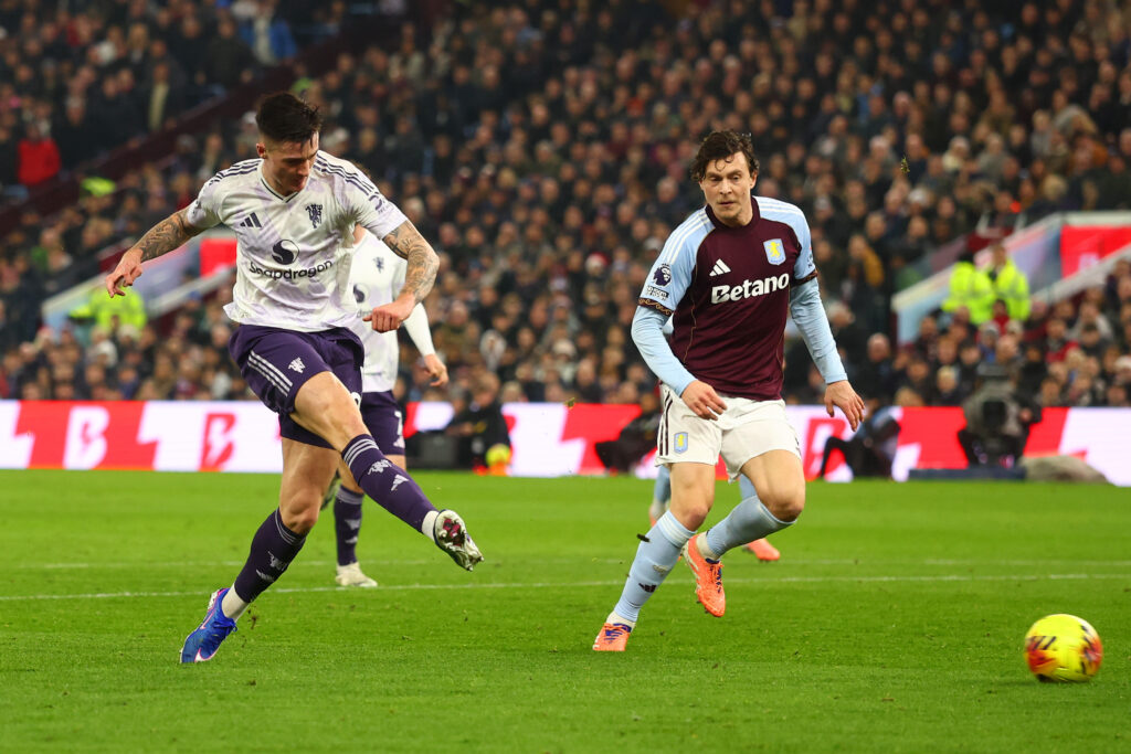 Benjamin Sesko shoots for Man Utd vs Aston Villa