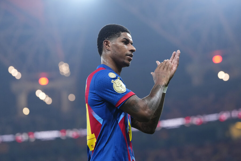 Marcus Rashford claps Barcelona fans.