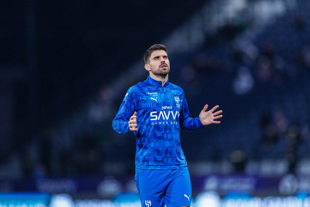 Ruben Neves warming up against Al Fayha