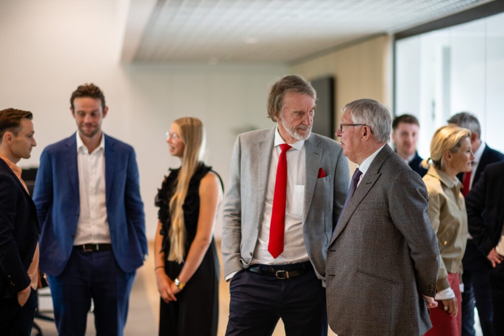 Sir Alex Ferguson e Sir Jim Ratcliffe do Manchester United comparecem à inauguração oficial do complexo de treinamento reformado no Carrington Training Ground em 8 de agosto de 2025 em Manchester, Inglaterra.
